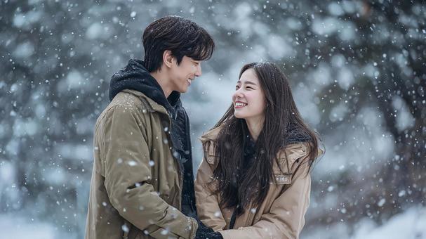 雪が降る日のロマンチックな笑顔 雪が降る日のロマンチックな笑顔の写真