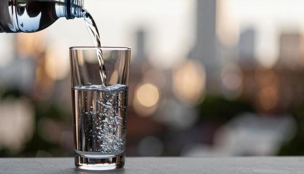 炭酸水をコップに注ぐ 炭酸水をコップに注ぐの写真