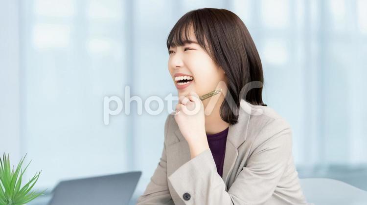 楽しく話す笑顔の女性・ビジネスウーマン 女性,ビジネス,笑顔の写真素材