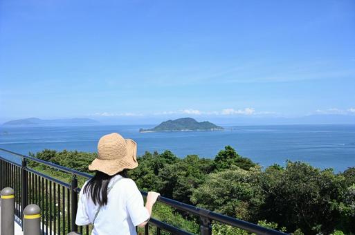 海を見る女性の後ろ姿 海を見る女性の後ろ姿の写真