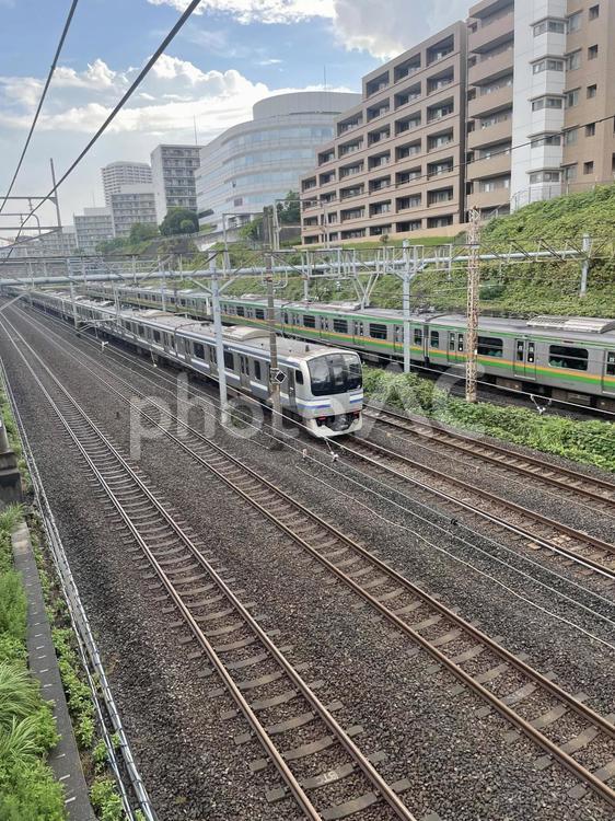 住宅街を走る鉄道 住宅街,走る,鉄道の写真素材