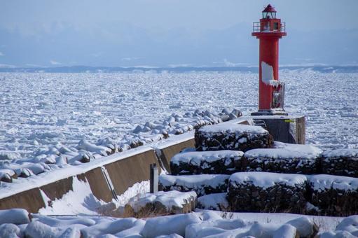 流氷が押し寄せる漁港 流氷が押し寄せる漁港 流氷,海氷,灯台の写真素材