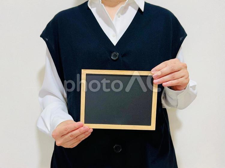 まっさらな黒板を持つ女性 黒板,掲示板,女性の写真素材