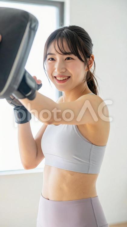 ジムでボクササイズをする若い女性 ボクササイズ,女性,ボクサーの写真素材