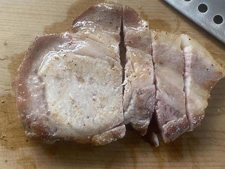 豚肉ステーキ　ステーキ　まな板　カット肉の写真