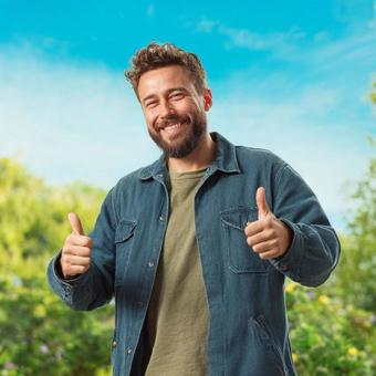 サムスアップしている男性 サムスアップしている男性の写真