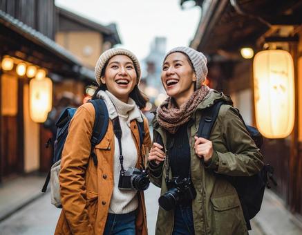 カメラを持って旅する若いカップル カメラを持って旅する若いカップルの写真