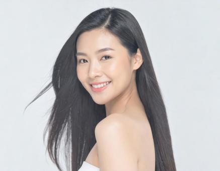 髪がなびいている 若い笑顔の女性 10 髪がなびいている 若い笑顔の女性 10の写真