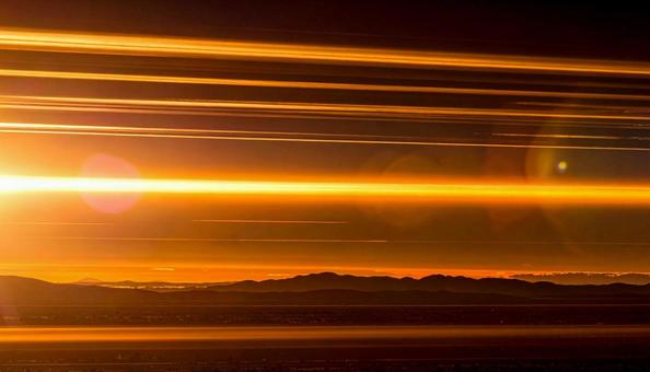 夕暮れの光線とレンズフレア 夕暮れの光線とレンズフレアの写真