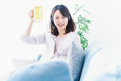 オンラインで乾杯をする若い女性 オンラインで乾杯をする若い女性 部屋,女性,楽しいの写真素材