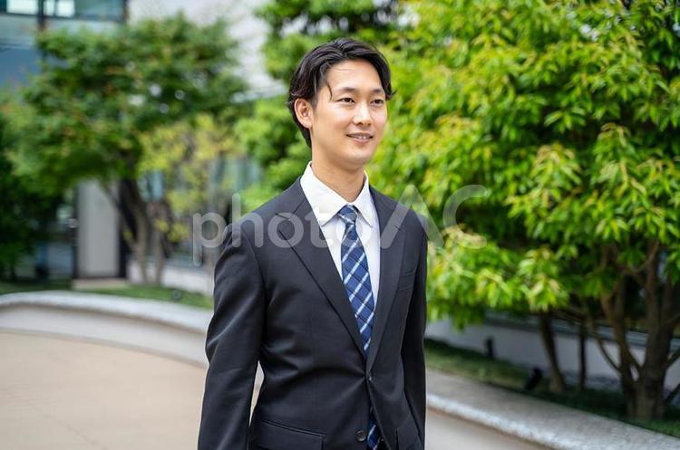 鞄を持って外回り営業する男性ビジネスマン ビジネスマン,男性,屋外の写真素材