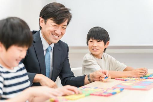 学校や塾で英会話の授業を行う先生・塾講師 学校や塾で英会話の授業を行う先生・塾講師 英語,英会話,アルファベットの写真素材