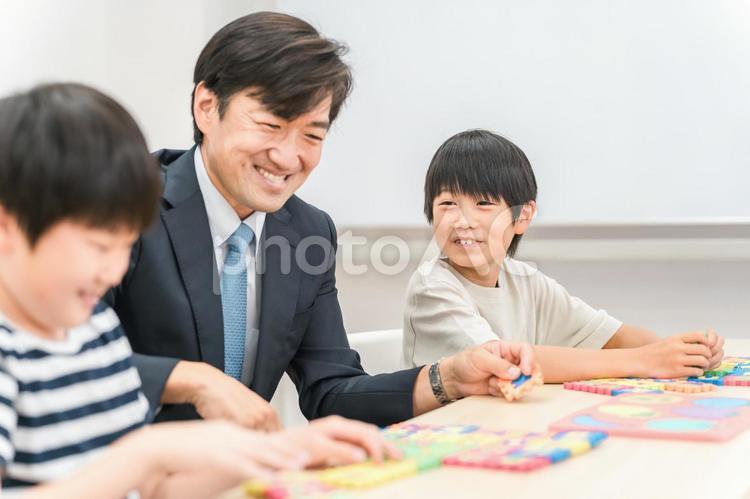 学校や塾で英会話の授業を行う先生・塾講師 英語,英会話,アルファベットの写真素材