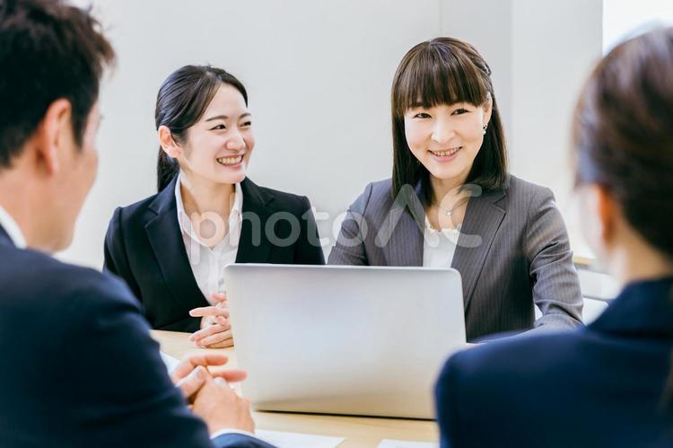 笑顔で会議・商談をするキャリアウーマン ビジネス,女性,ビジネスウーマンの写真素材