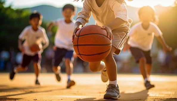ドッチボールで遊ぶ子供たちの写真