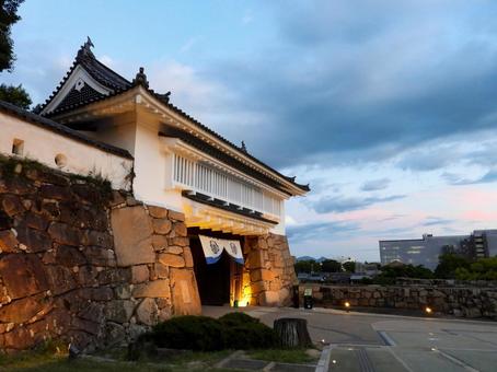 夕暮れ時にライトアップされた岡山城不明門 夕暮れ時にライトアップされた岡山城不明門 岡山城,不明門,城門の写真素材