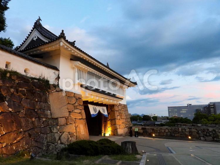 夕暮れ時にライトアップされた岡山城不明門 岡山城,不明門,城門の写真素材