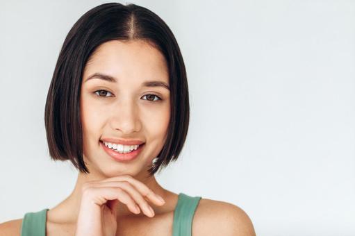 カメラ目線で頬杖の女性 カメラ目線で頬杖の女性 女性,1人,頬杖の写真素材