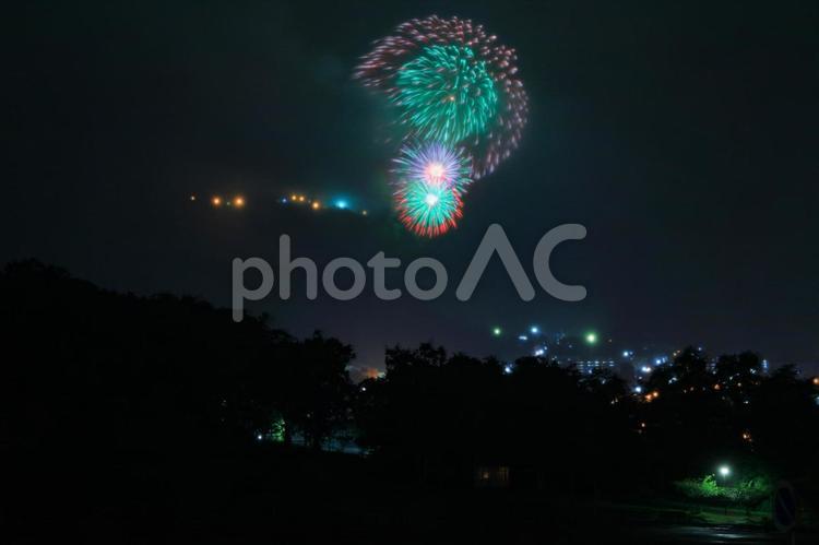 霧雨の中行われた花火大会(小樽市天狗山) 花火大会,雨,霧雨の写真素材