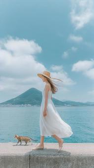夏の日差しを浴びて歩く女性 夏の日差しを浴びて歩く女性の写真