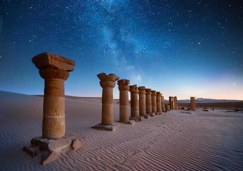 砂漠に眠る石柱と星空の神秘 砂漠に眠る石柱と星空の神秘の写真