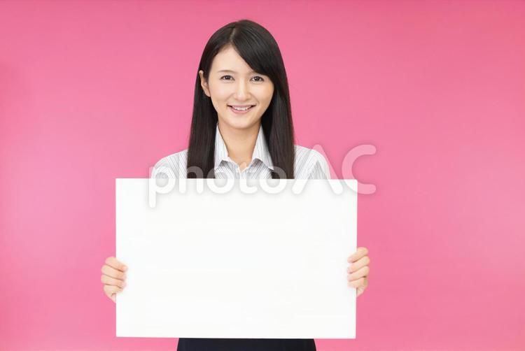 ホワイトボードを持つ笑顔の女性 日本人,女性,人物の写真素材