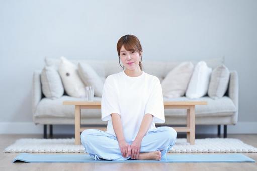 胡坐でカメラ目線の女性 女性,胡坐,微笑むの写真素材