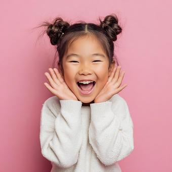 ピンクの背景に映える、明るい表情の少女の写真