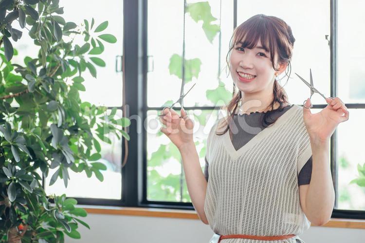 ハサミを持つ美容師のイメージ 美容師,スタイリスト,理容師の写真素材