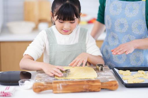 お菓子作りを楽しむ少女の真剣な表情 女の子,日本人,型抜きの写真素材
