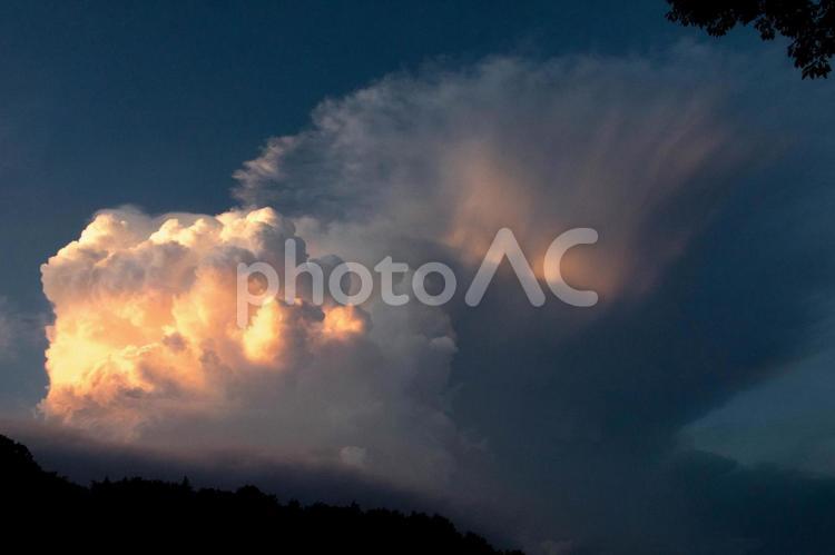 ハンバーガーのような雷雲 雲,ハンバーガー,雷雲の写真素材