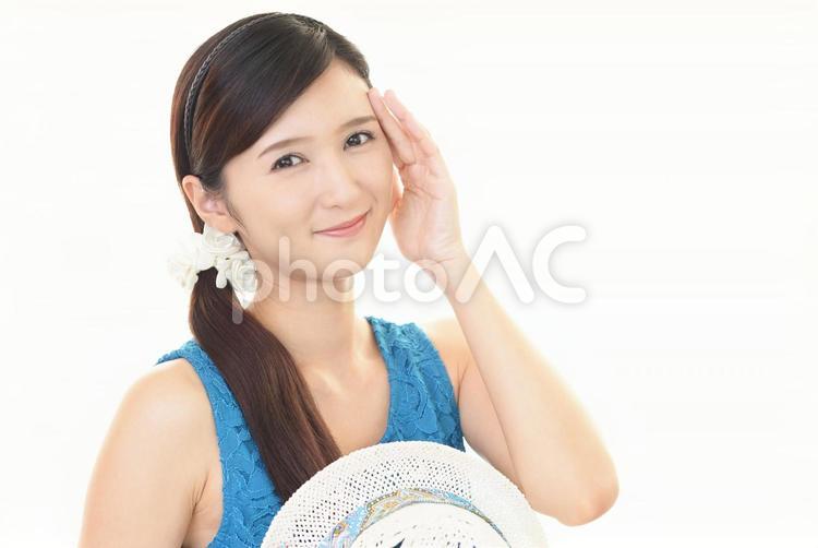 帽子を持つ笑顔の女性 女性,笑顔,楽しいの写真素材