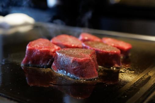 ステーキを焼く ステーキを焼くの写真