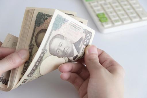 1万円札を数える手元のイメージ 1万円札を数える手元のイメージ お金,現金,一万円札の写真素材
