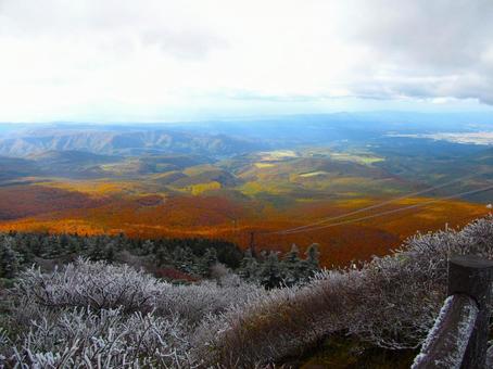 10月の八甲田山から見る景色、雪と紅葉 10月の八甲田山から見る景色、雪と紅葉の写真