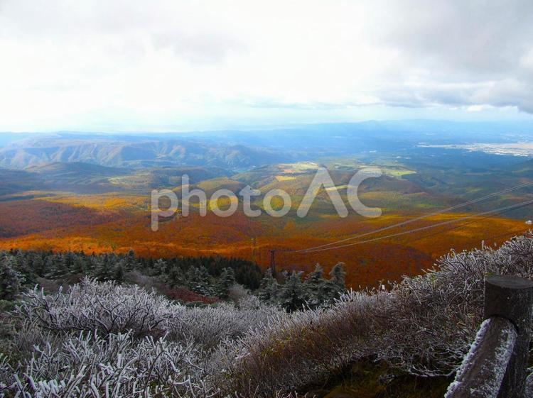 10月の八甲田山から見る景色、雪と紅葉 八甲田,山,景色の写真素材