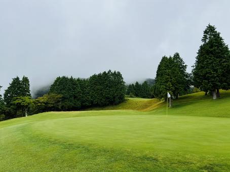 霧に包まれた山間のグリーン ゴルフ,グリーン,ピンの写真素材