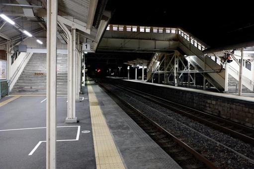 夜のローカル鉄道駅 夜のローカル鉄道駅 鉄道,駅,跨線橋の写真素材