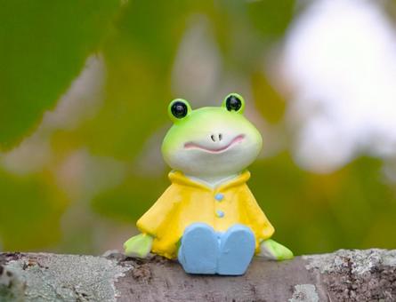 枝の上のカエルくん カエル,フィギュア,木の写真素材