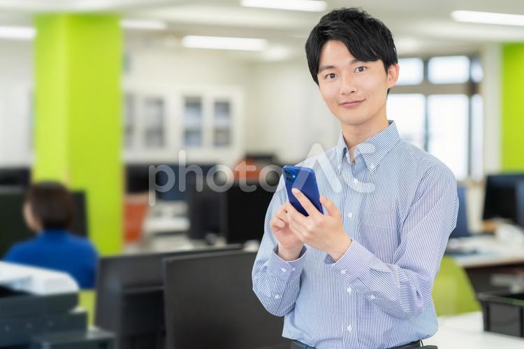 オフィスで働く男性エンジニア ビジネス,エンジニア,新入社員の写真素材