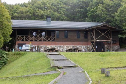 緑に囲まれた細岡ビジターズラウンジ建物 緑に囲まれた細岡ビジターズラウンジ建物の写真