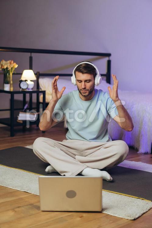 白いヘッドフォンで聞いて感動する男性 男性,ヒゲ,ヨガの写真素材