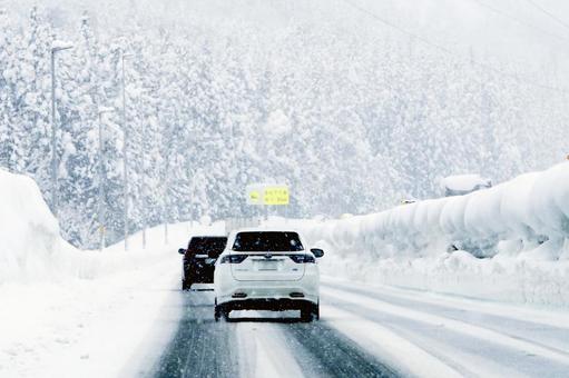 雪の高速道路 雪上走行,タイヤ規制,雪道の写真素材