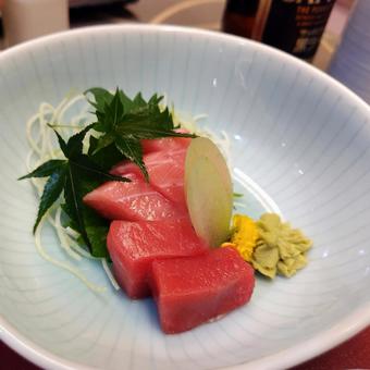 新鮮なマグロの刺身と和食ディナーの写真