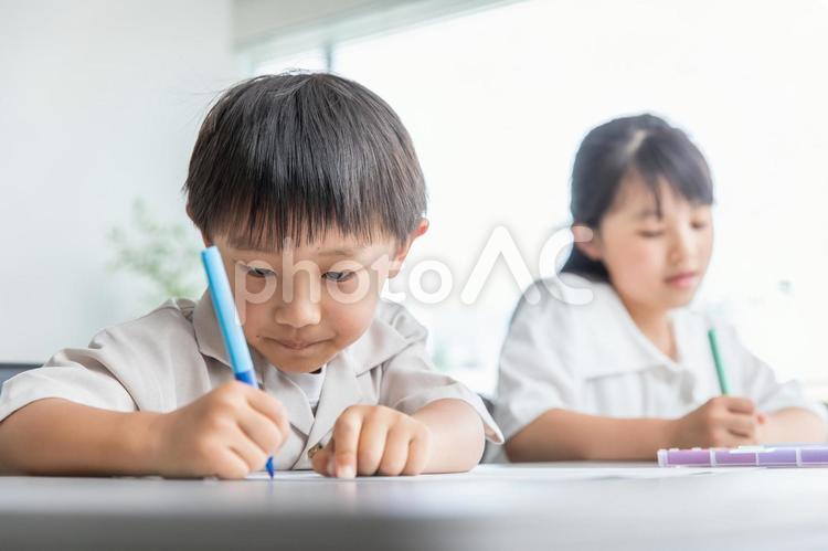 一生懸命考える子ども　thinking  塾,学習塾,習い事の写真素材