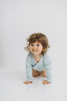 両手を床に付きハイハイポーズの子供 両手を床に付きハイハイポーズの子供 赤ちゃん,かわいい,ハイハイの写真素材