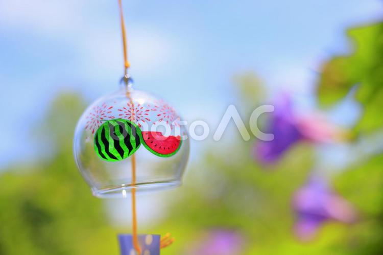 風鈴と自然背景 風鈴,夏,夏イメージの写真素材