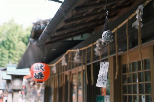 神社の風鈴と提灯が揺れる夏の風景 神社の風鈴と提灯が揺れる夏の風景 神社,風鈴,提灯の写真素材