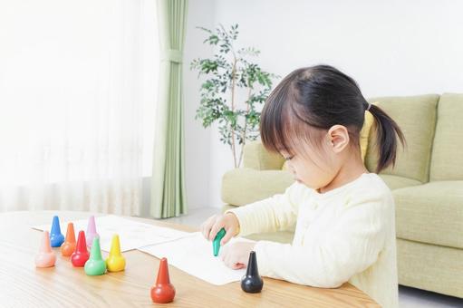 お絵かきをする子ども お絵かきをする子ども 幼少,保育士,カラフルの写真素材