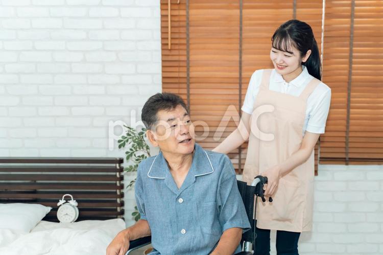 車椅子に座る高齢者男性と介護士 車椅子,訪問介護,介護の写真素材